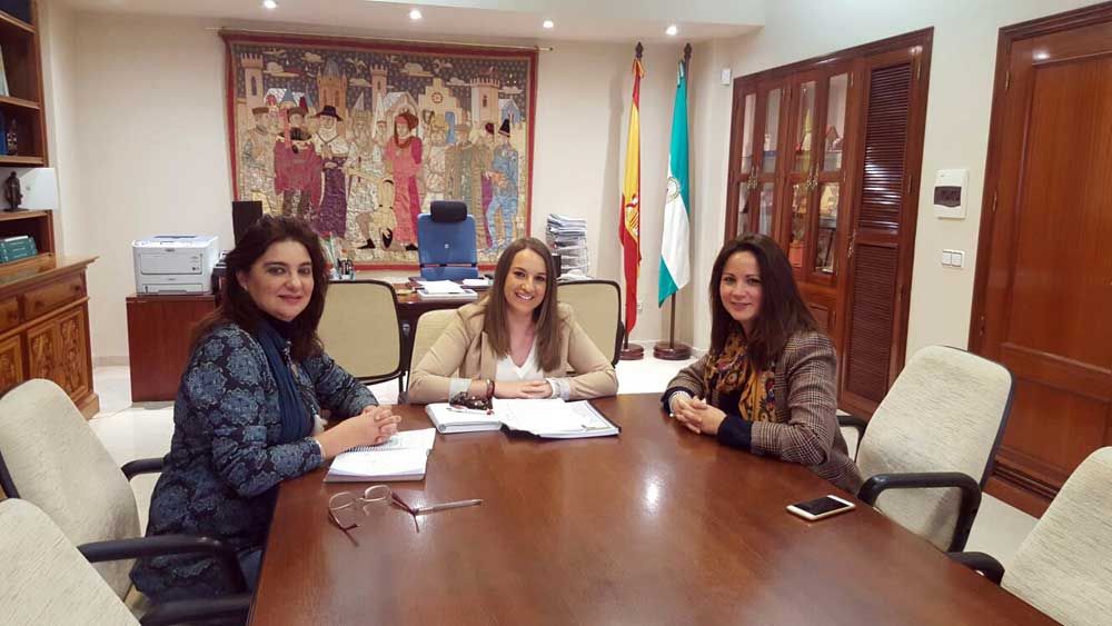 La delegada de Educación trata con la alcaldesa de Fuente Obejuna la ampliación de plazas en la Escuela Infantil Virgen de Gracia 1