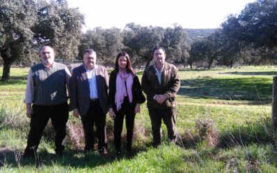 Francisco Zurera, Delegado de Agricultura, visita varias granjas avícolas en Fuente Obejuna junto a Silvia Mellado.