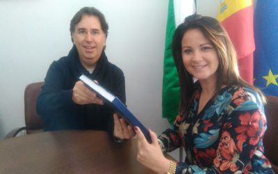 Cristian Cavero entrega al Ayuntamiento de Fuente Obejuna el libro firmado con las partituras de los temas musicales de Fuenteovejuna 2018