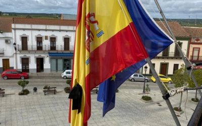 El Ayuntamiento de Fuente Obejuna decreta luto oficial municipal por todos los fallecidos mientras dure el Estado de Alarma por el COVID-19 y las banderas ondean ya a media asta.