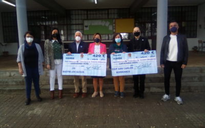 Silvia Mellado entrega sendos cheques a los Colegios de Fuente Obejuna que van para Manos Unidas y su Campaña contra el Hambre