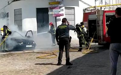 Un coche comienza a arder en Fuente Obejuna y los Bomberos del Consorcio consiguen sofocar el incendio