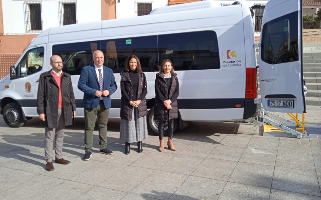 La Diputación entrega al Ayuntamiento de Fuente Obejuna un minibús de 21 plazas adaptado para personas con discapacidad